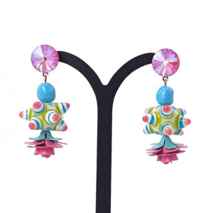 Ohrring "Polka Dots Mint mit pink-beerigen Metallröschen"