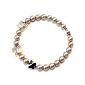 Armband mit platinfarbene Crystal Pearls und 3 Schmetterlingen