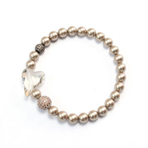 Armband mit platinfarbene Crystal Pearls und schrägem Herz