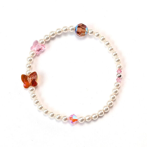 Armband mit weißen Crystal Pearls mit kleinen Schmetterlingen