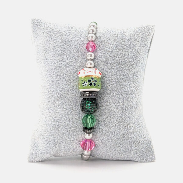 Armband Porzellan-Glückskatze in grün auf der schwarz-grünen Pavé-Kugel