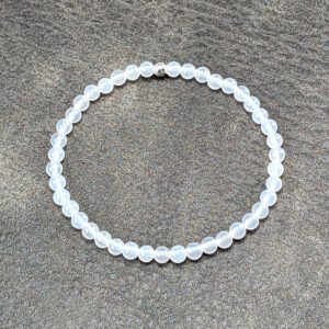 Armband aus weißen Jadekugeln 4 m und Silberverbinder