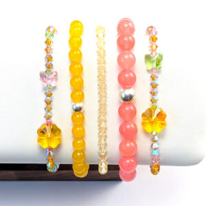 Armbänder aus gelbschillernden Swarovski Kristallen, gelber Jade und rosé-farbenen Quarz
