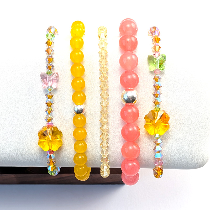 Armbänder aus gelbschillernden Swarovski Kristallen, gelber Jade und rosé-farbenen Quarz