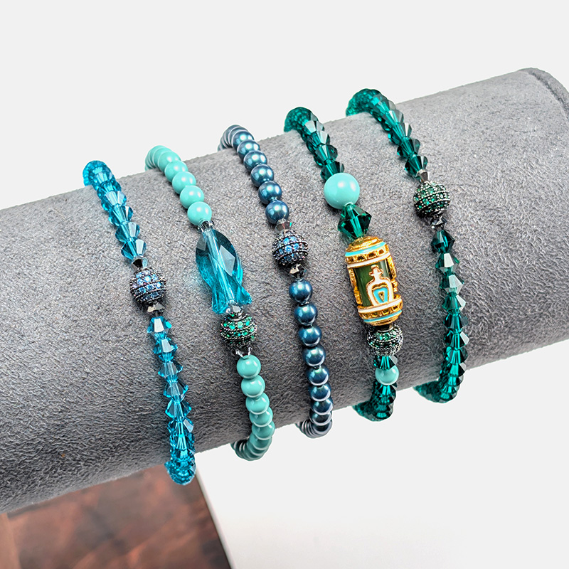 Armbänder aus Swarovski Kristallen in Smaragd-, Mint-, Petrol-Tönen und Pavé-Kugeln